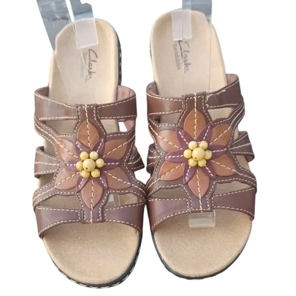 Clarks Bendables Brown Leather Comfort Slide Sandals Floral Beaded 8.5M